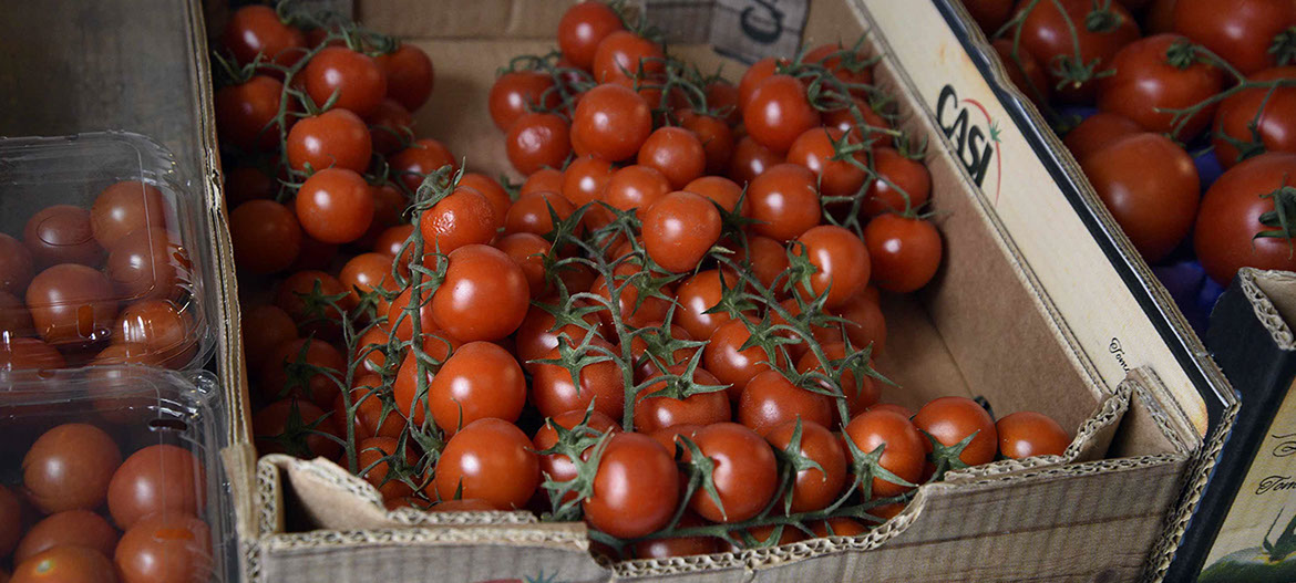 Purchase fresh vegetables incluing tomatos from Maggie's Fruit and Veg in Portree selling fresh fruit and vegetables
