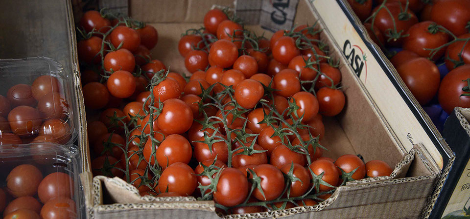 Purchase fresh vegetables incluing tomatos from Maggie's Fruit and Veg in Portree selling fresh fruit and vegetables