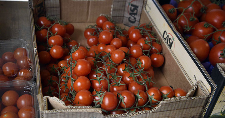 Purchase fresh vegetables incluing tomatos from Maggie's Fruit and Veg in Portree selling fresh fruit and vegetables